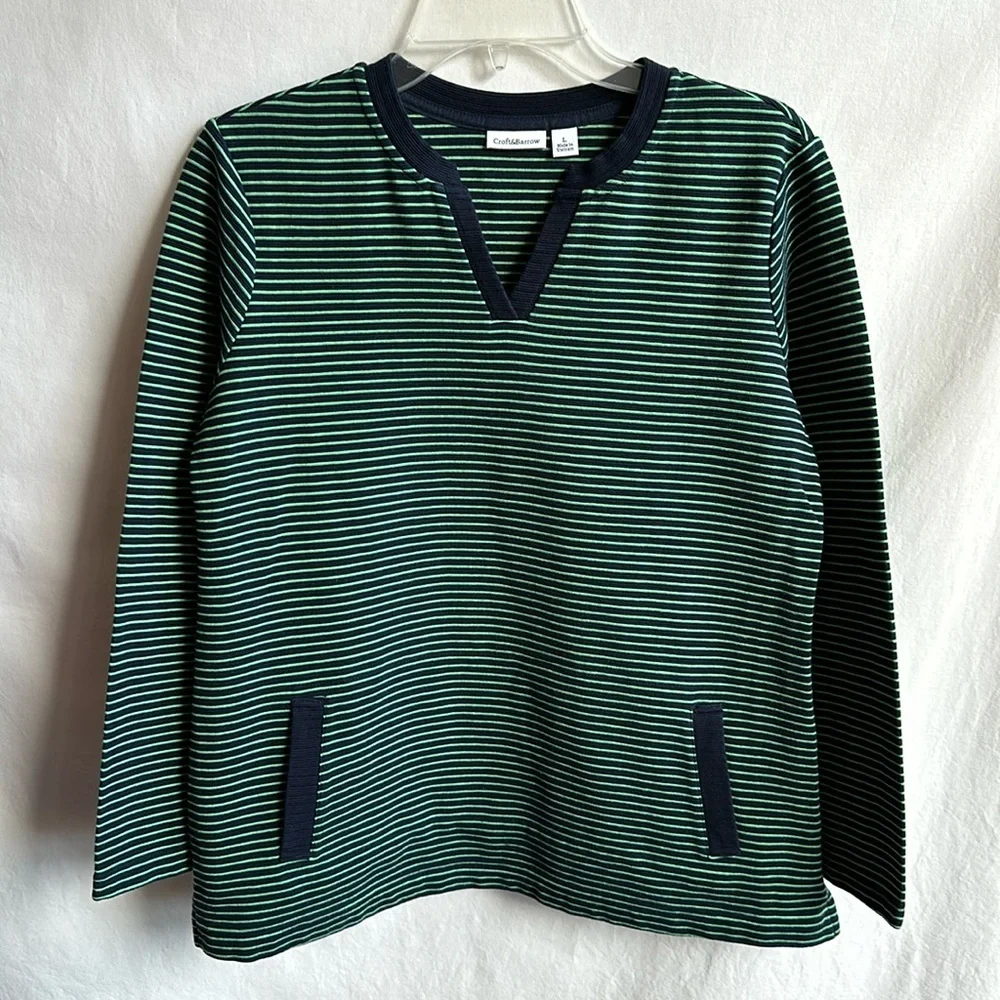 Croft & Barrow navy and green kangaroo pocket top, size L
